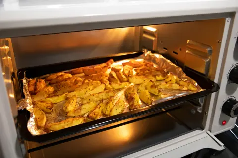 Patatas al horno listas para servir. El tiempo y la temperatura perfectos para un dorado crujiente.