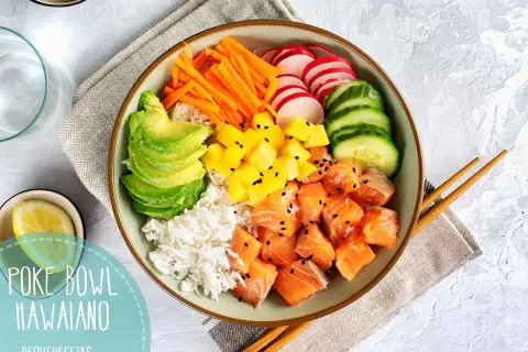 Delicioso poke de salmón con arroz, aguacate, mango, zanahoria, rábano y pepino. ¡Un festín de colores y sabores!