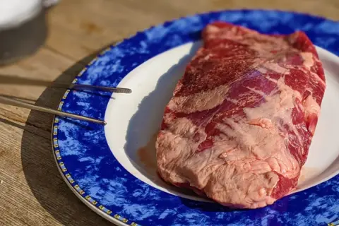 Una jugosa presa ibérica, lista para ser cocinada a la parrilla.