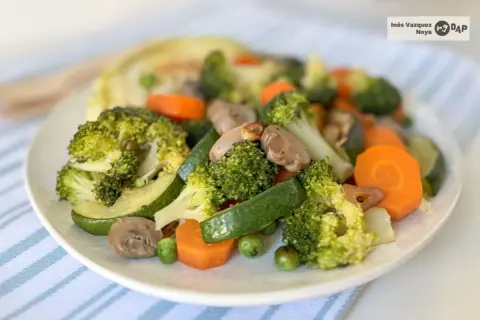 Un colorido panache de verduras salteadas: brócoli, zanahoria, calabacín, champiñones y guisantes.
