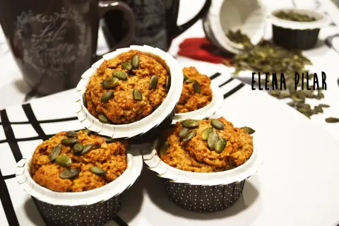 Magdalenas de calabaza saludables, cubiertas con semillas de calabaza, listas para disfrutar.