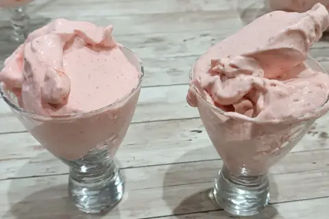 Deliciosa espuma de fresas Thermomix, cremosa y refrescante, servida en copas de cristal.