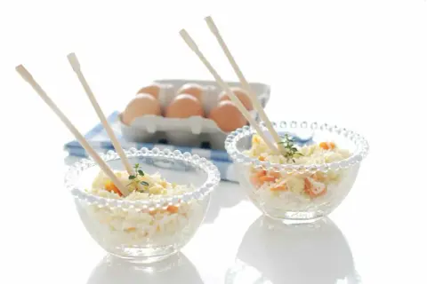 Delicioso arroz Nelba preparado en Thermomix, servido en cuencos de cristal con palillos y huevos de fondo.