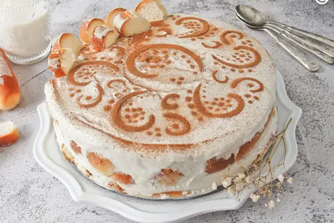 Tarta de horchata y fartons, decorada con canela y trozos de pan. Un postre que evoca la tradición valenciana.