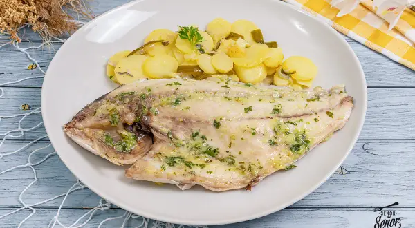 Dorada al horno con patatas panaderas, un plato principal jugoso y lleno de sabor.