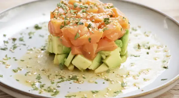 Tartar de salmón y aguacate, un plato digno de Masterchef, con un aderezo ligero y semillas de sésamo.