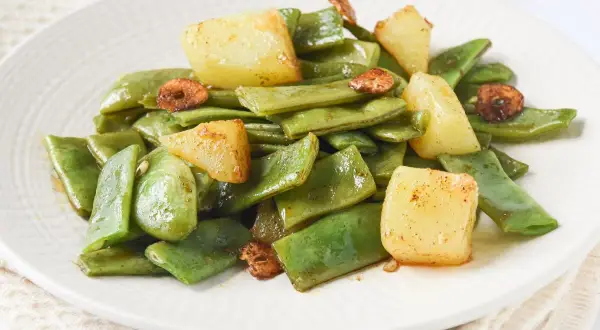 Judías verdes con patatas y ajo crujiente, un plato sencillo y delicioso.