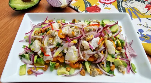Delicioso ceviche de corvina con aguacate, cebolla morada y maíz tostado. Fresco y lleno de sabor.