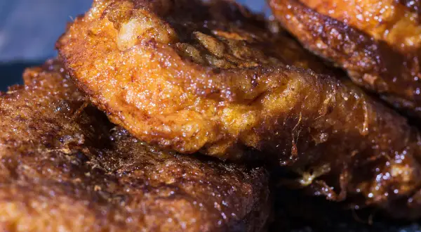 Torrijas de vino doradas y crujientes, un dulce tradicional perfecto para disfrutar en cualquier momento.