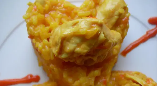 Arroz amarillo con pollo, preparado en Thermomix, con trozos de pollo tierno y un toque de salsa roja.