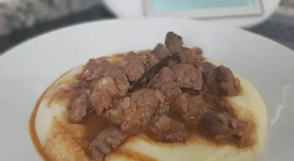 Delicioso hígado encebollado hecho en Thermomix, servido sobre puré cremoso.