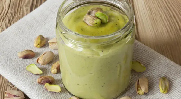 Crema de pistacho casera, lista para disfrutar. Una deliciosa receta fácil de preparar.