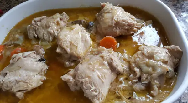 Pollo en escabeche hecho en Thermomix, jugoso y tierno, con zanahoria y especias.