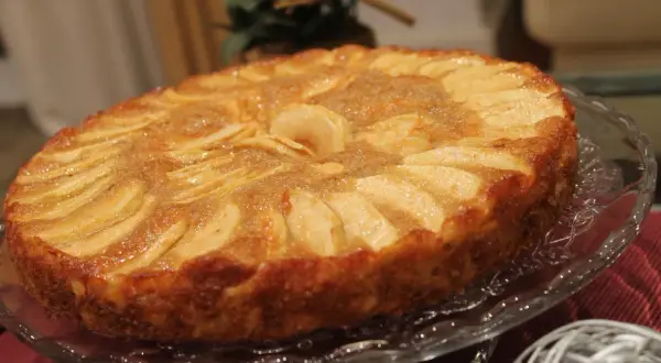 Tarta de manzana Thermomix dorada y jugosa, con láminas de manzana dispuestas en espiral sobre una base esponjosa.