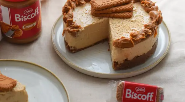Deliciosa tarta de lotus con crema y galletas Biscoff. Un postre irresistible para los amantes del dulce.