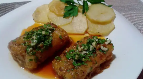 Bacallà a la llauna amb patates i julivert picat. Un plat tradicional i saborós.