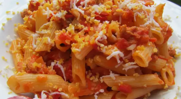 Macarrones express Thermomix con salsa de tomate y queso rallado. Un plato rápido y delicioso.