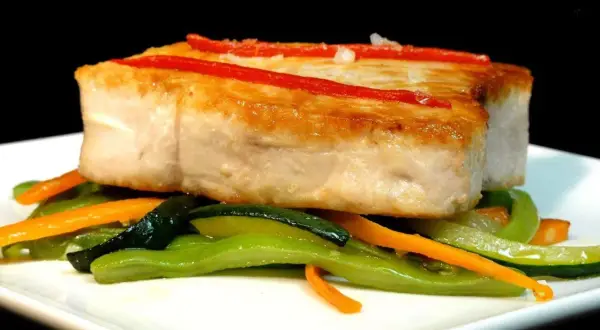 Bonito a la plancha con pimientos rojos, acompañado de judías verdes y zanahorias salteadas.