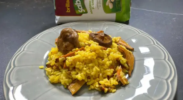 Delicioso arroz con niscalos, preparado con arroz Sabroz, listo para disfrutar.