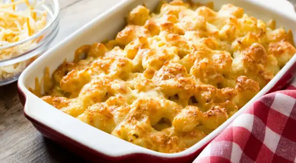 Mac and cheese recién horneado, burbujeante y dorado, listo para servir.
