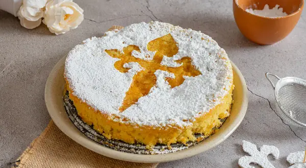 Tarta de Santiago espolvoreada con azúcar glas, con la Cruz de Santiago marcada. Un postre tradicional listo para disfrutar.