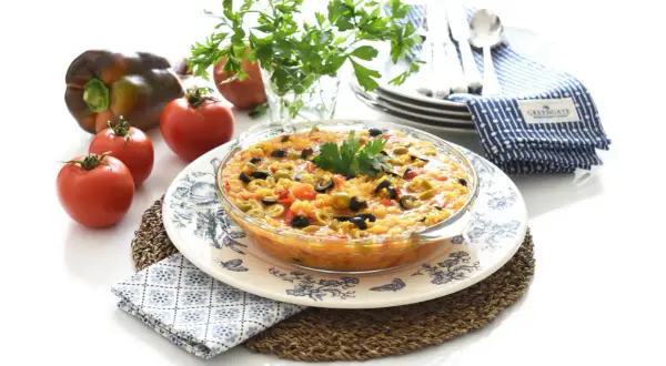 Arroz con aceitunas y tomate, preparado en Thermomix, servido en un plato decorado.