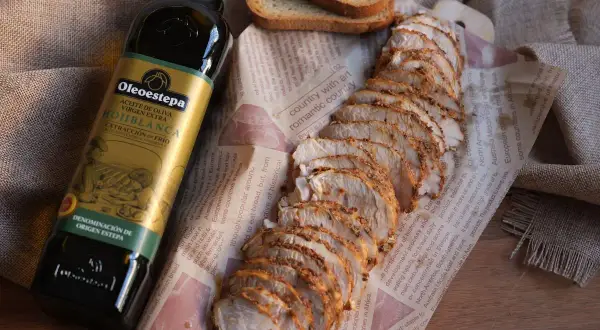 Fiambre de pavo casero, jugoso y tierno, acompañado de tostadas y aceite de oliva virgen extra Oleoestepa.