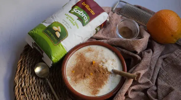 Arroz con leche cremoso, listo para disfrutar. Ingredientes para un arroz con leche thermomix perfecto: arroz redondo, naranja y canela.
