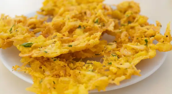 Tortillitas de camarones crujientes y doradas, un manjar gaditano con trocitos de gambas y perejil.