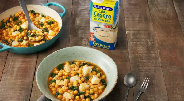 Plato de garbanzos con bacalao y espinacas, listo para servir. Ideal para una receta de garbanzos con bacalao casera y deliciosa.