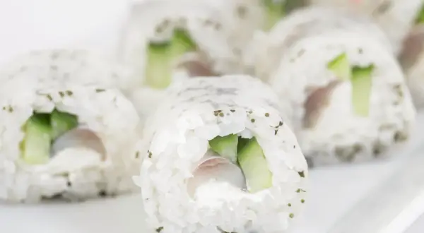 Rollos de sushi con pepino y pescado, listos para disfrutar. Aprende como hacer sushi casero con esta deliciosa receta.