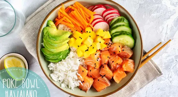 Delicioso poke de salmón con arroz, aguacate, mango, zanahoria, rábano y pepino. ¡Un festín de colores y sabores!