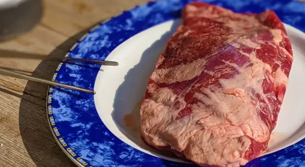 Una jugosa presa ibérica, lista para ser cocinada a la parrilla.