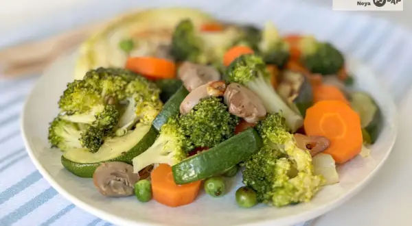 Un colorido panache de verduras salteadas: brócoli, zanahoria, calabacín, champiñones y guisantes.