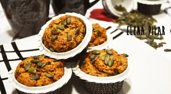 Magdalenas de calabaza saludables, cubiertas con semillas de calabaza, listas para disfrutar.