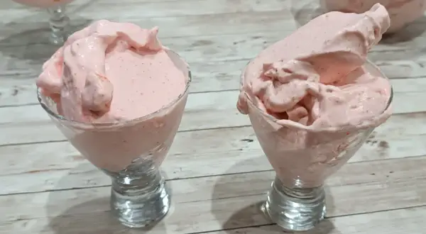 Deliciosa espuma de fresas Thermomix, cremosa y refrescante, servida en copas de cristal.