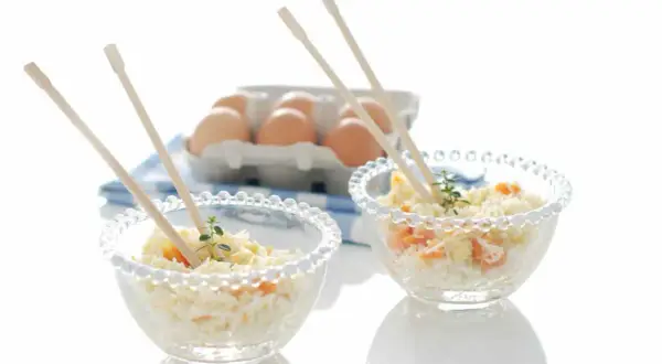 Delicioso arroz Nelba preparado en Thermomix, servido en cuencos de cristal con palillos y huevos de fondo.