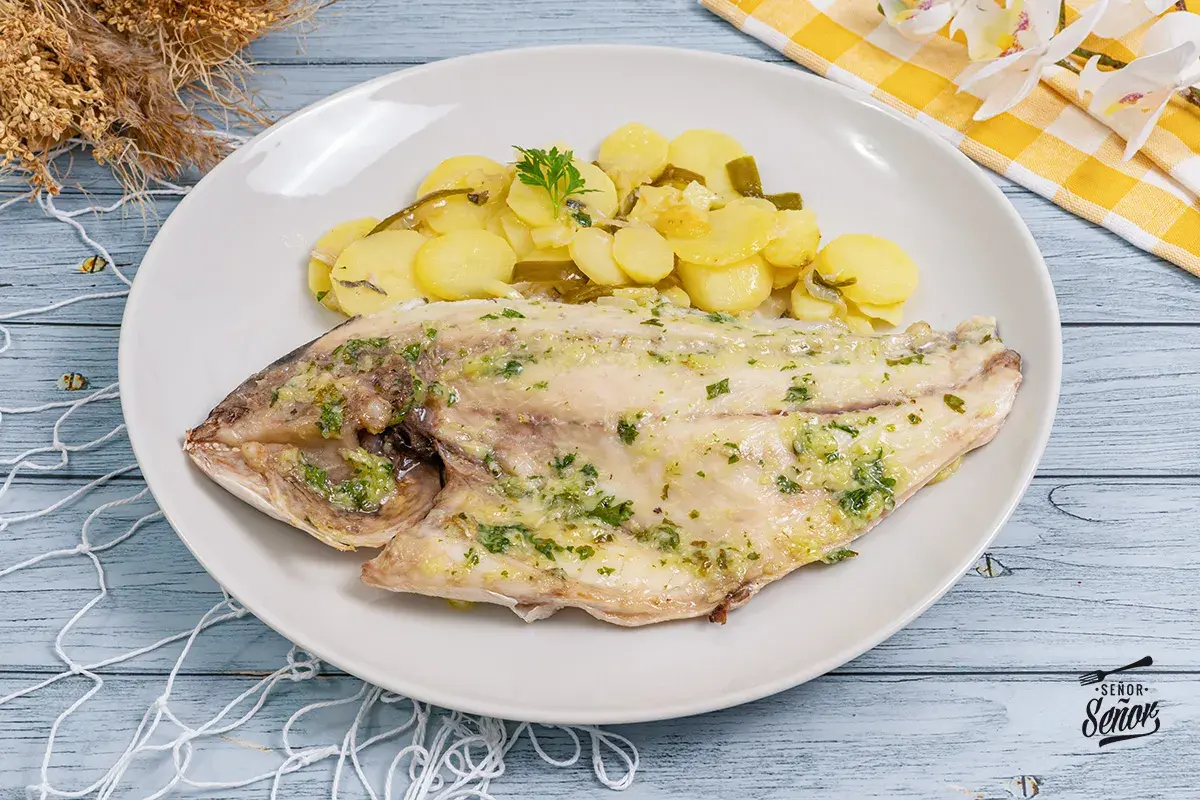 Dorada al horno con patatas panaderas, un plato principal jugoso y lleno de sabor.