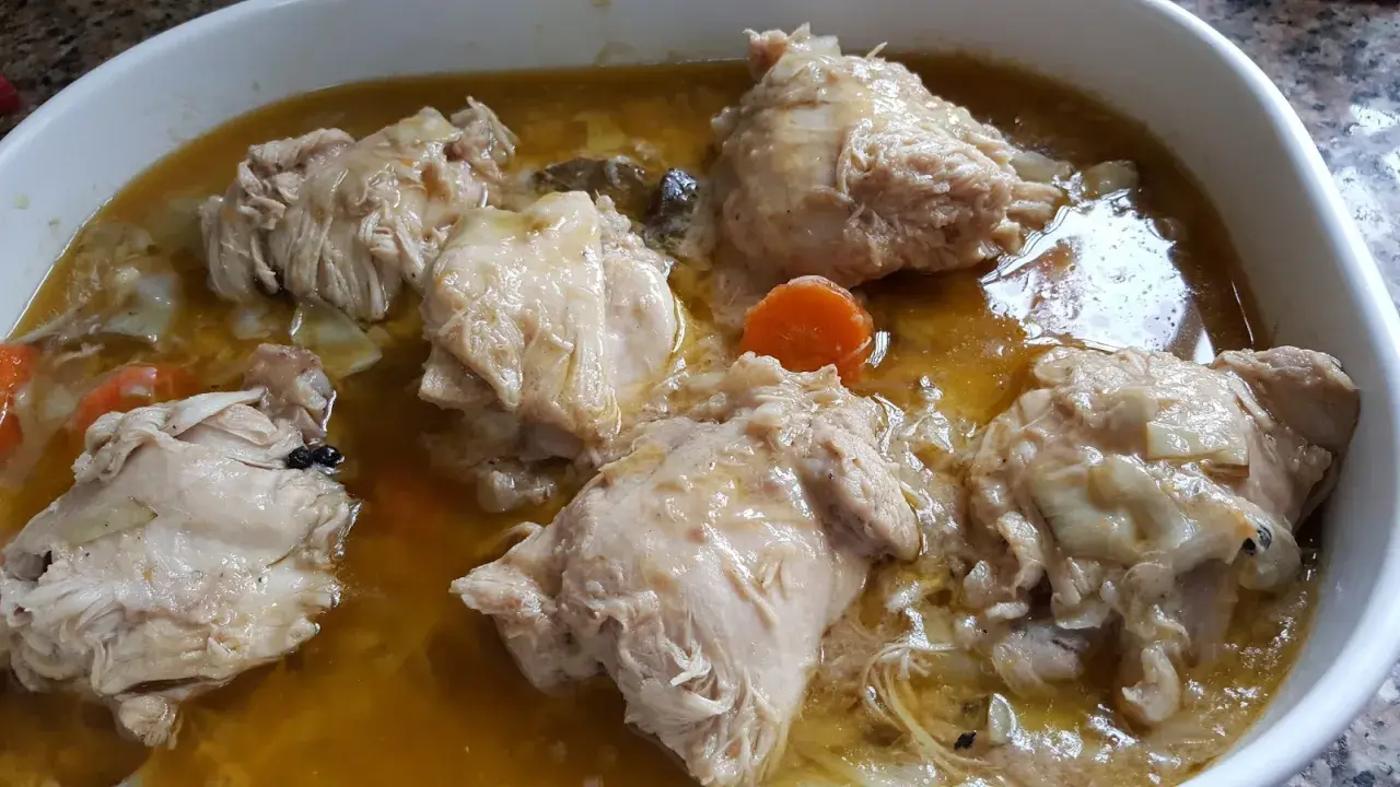 Pollo en escabeche hecho en Thermomix, jugoso y tierno, con zanahoria y especias.