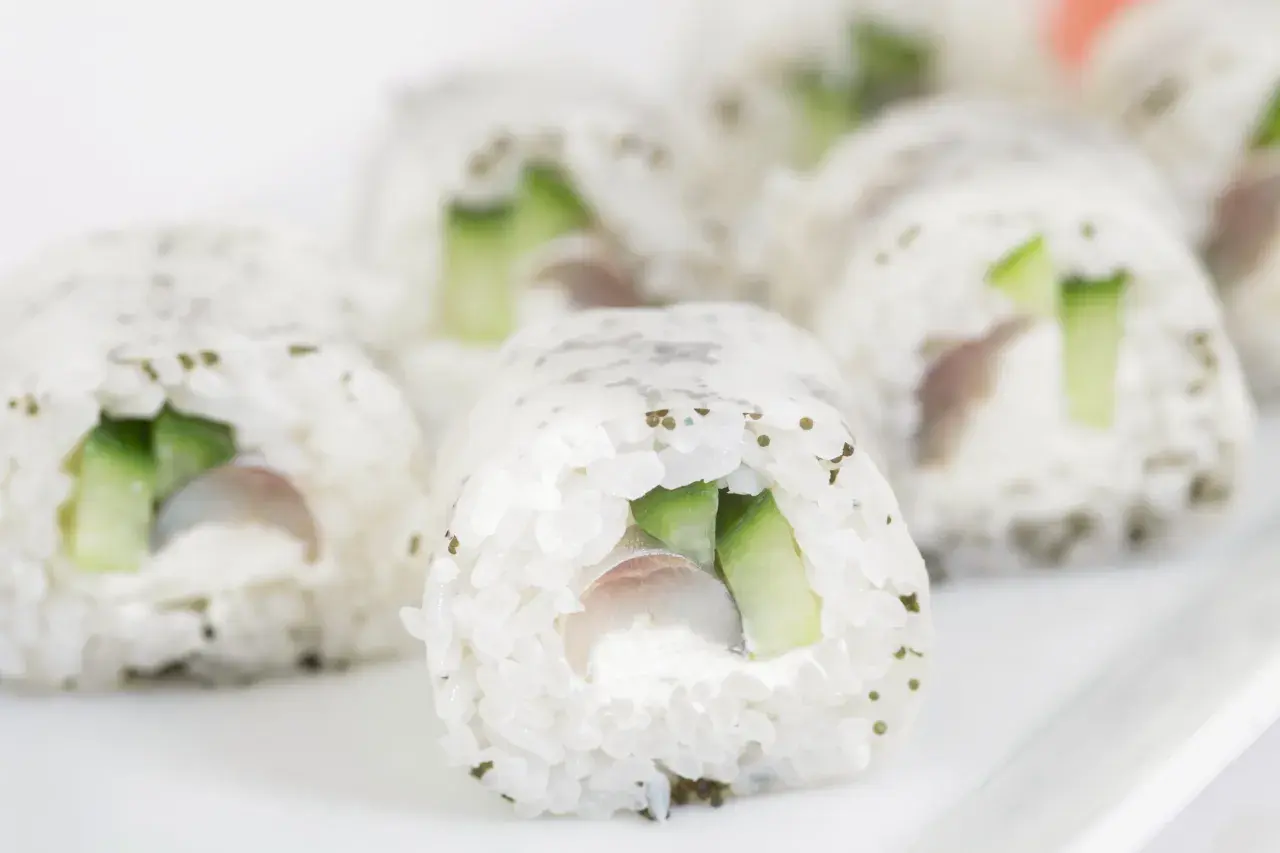 Rollos de sushi con pepino y pescado, listos para disfrutar. Aprende como hacer sushi casero con esta deliciosa receta.