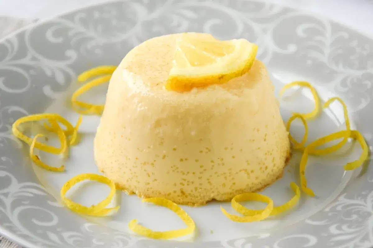 Delicioso flan de limón, con un toque cítrico y decorado con cáscara de limón.