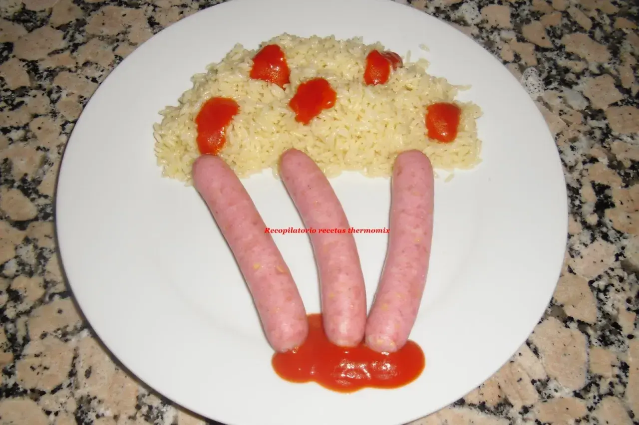 Arroz blanco con salchichas y tomate, una receta fácil y rápida de arroz con salchichas thermomix.