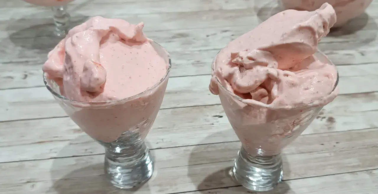 Deliciosa espuma de fresas Thermomix, cremosa y refrescante, servida en copas de cristal.