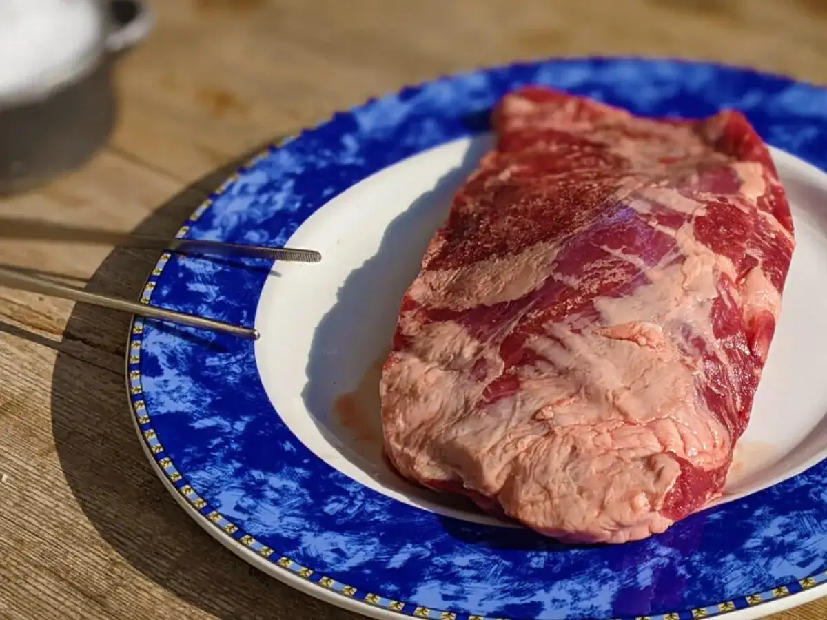 Una jugosa presa ibérica, lista para ser cocinada a la parrilla.
