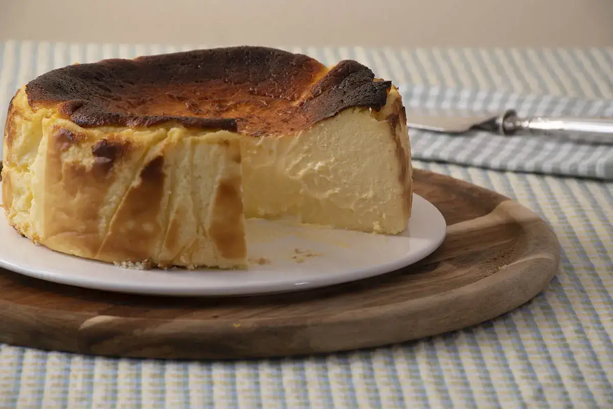 Tarta de queso La Vi&ntilde;a, cremosa por dentro y caramelizada por fuera. &iexcl;Perfecta para hacer con Thermomix!