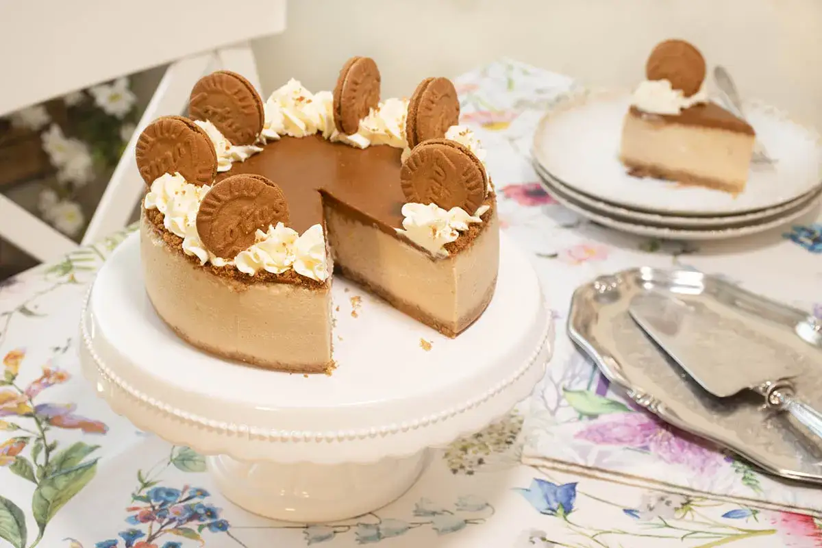Deliciosa tarta de lotus con galletas y nata montada, lista para ser servida.