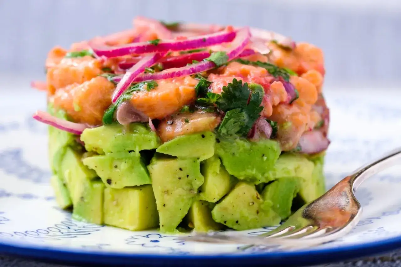 Tartar de salmón y aguacate, un plato digno de Masterchef, con cebolla morada y cilantro fresco.