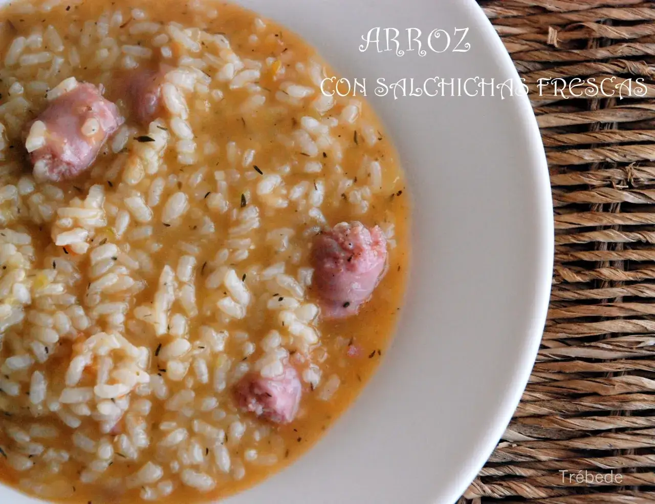 Arroz cremoso con salchichas frescas, preparado f&aacute;cilmente en Thermomix. Un plato reconfortante y delicioso.