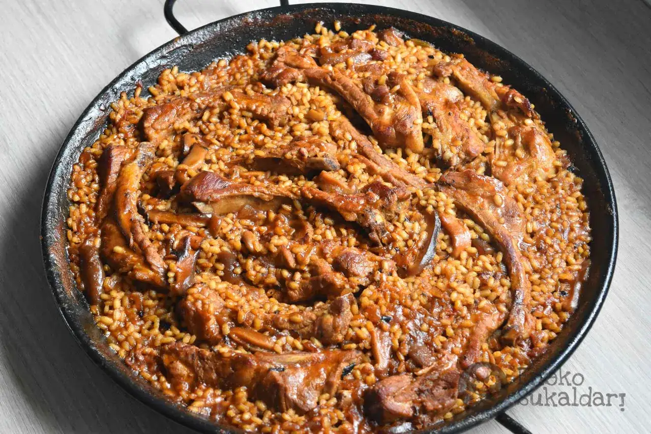 Arroz con costillas y setas en paellera, preparado con Thermomix. Un plato sabroso y reconfortante.