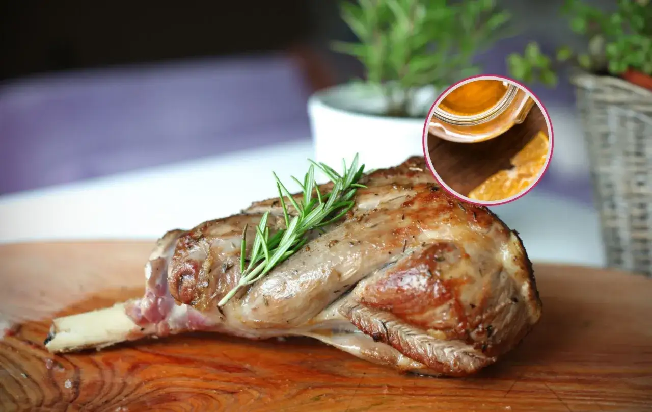 Pierna de cordero al horno, dorada y jugosa, con romero fresco. Un toque de naranja y miel realza su sabor.